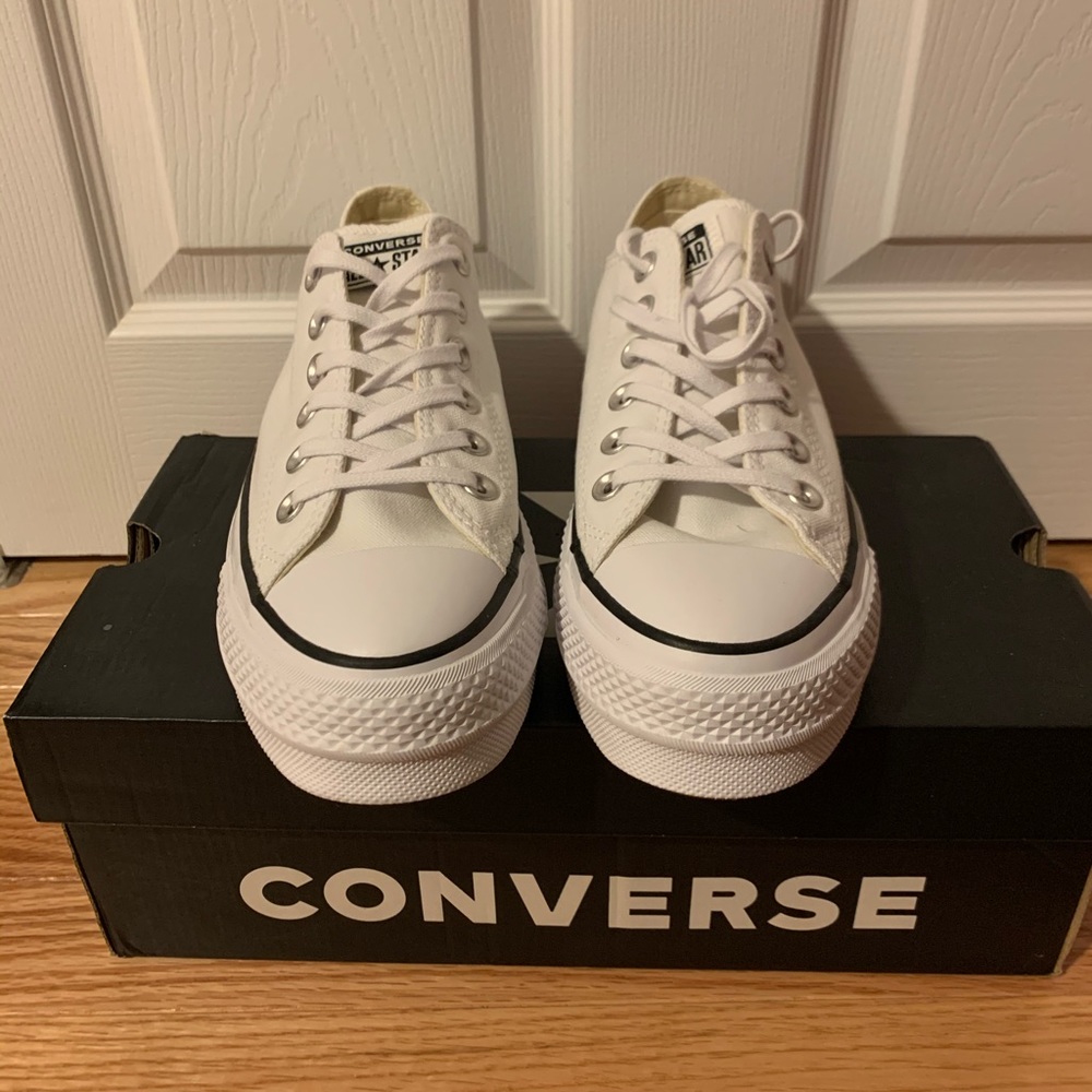 Converse Woman’s Lift Canvas Low Top Sneaker 7.5